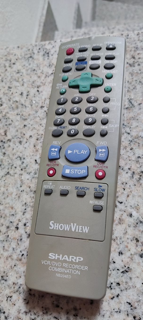Sharp Aufnahmegeräte: DVD & VHS-Videorecorder DV-RW370 von SHARP – Gebraucht aus Schongau von  6