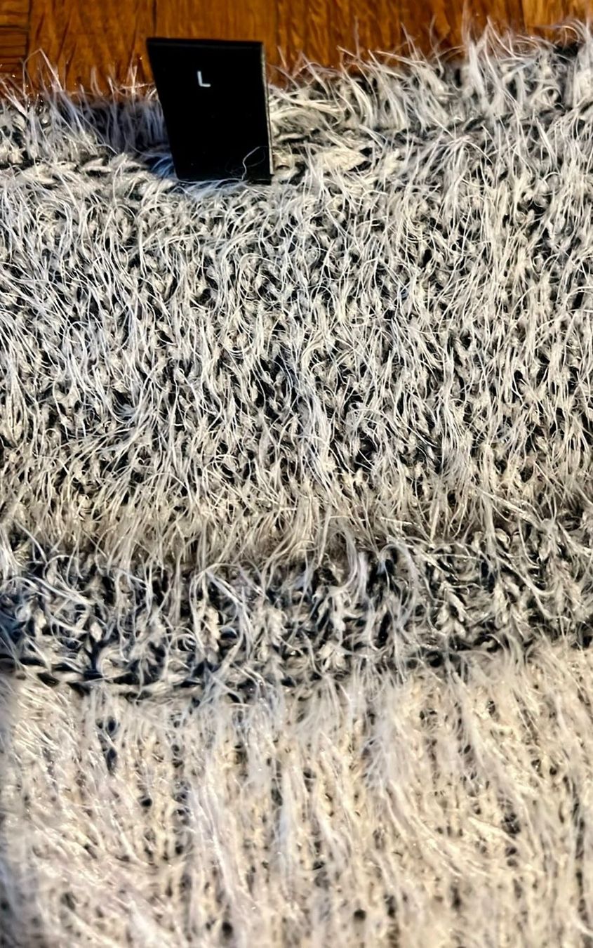 Pulls & Sweat-shirts: Flauschiger Winter Pullover, Grösse L, Grau/Weiss – D'occasion à Basel par Tierschutz-Flohmi 2