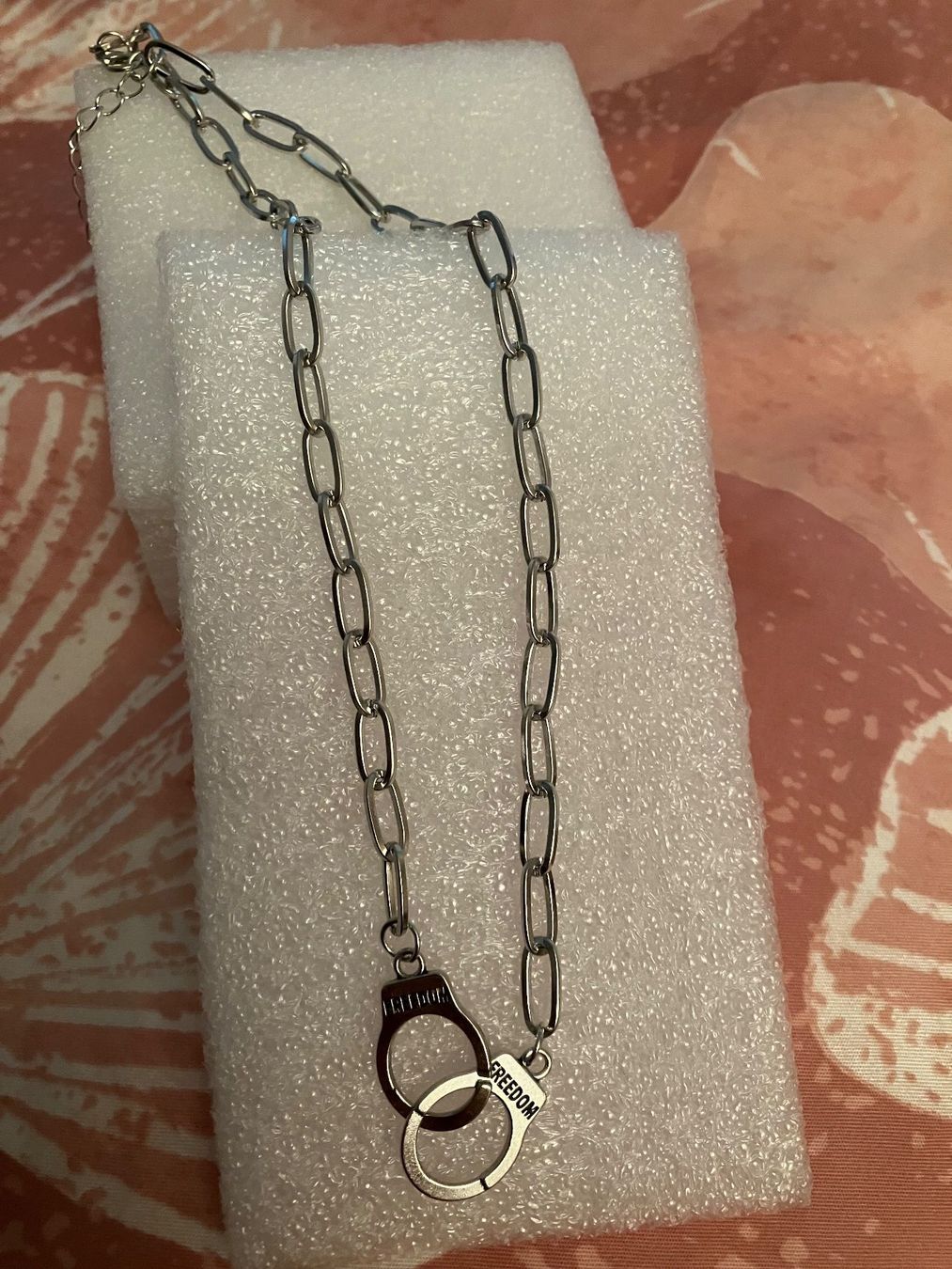 Catenine: Silberfarbene Gliederkette mit 2 Handschellen "freedom" neu – Nuovo (secondo la descrizione) da Affoltern am Albis venduto da Dlotti 2