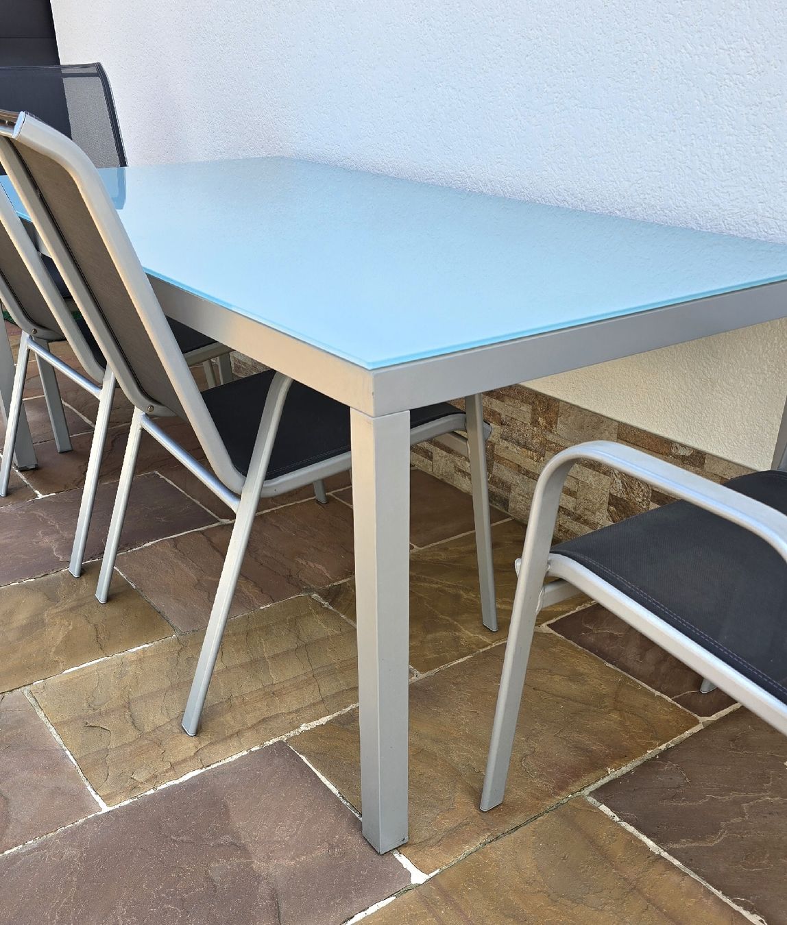 Set di tavolo e panche: Glastisch Set mit 4 Stühlen, Alu/Textil – Usato da Möhlin venduto da Atdiego76