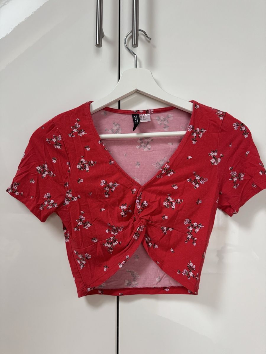 H&M Camicette, T-shirt & Top: Crop Top mit Blumenmuster, Grösse XS – Usato da Maisprach venduto da jokoundklaas