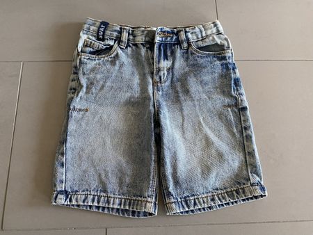 Neu - kurze Jeans für Jungs 110/116