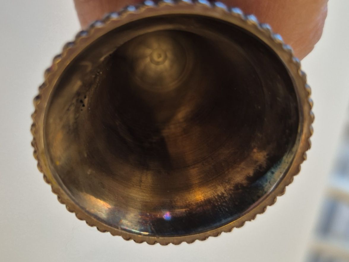 Campanacci mucche: Antiker Kerzenloescher mit Glocke – Usato da Eglisau venduto da AtelierSu 2