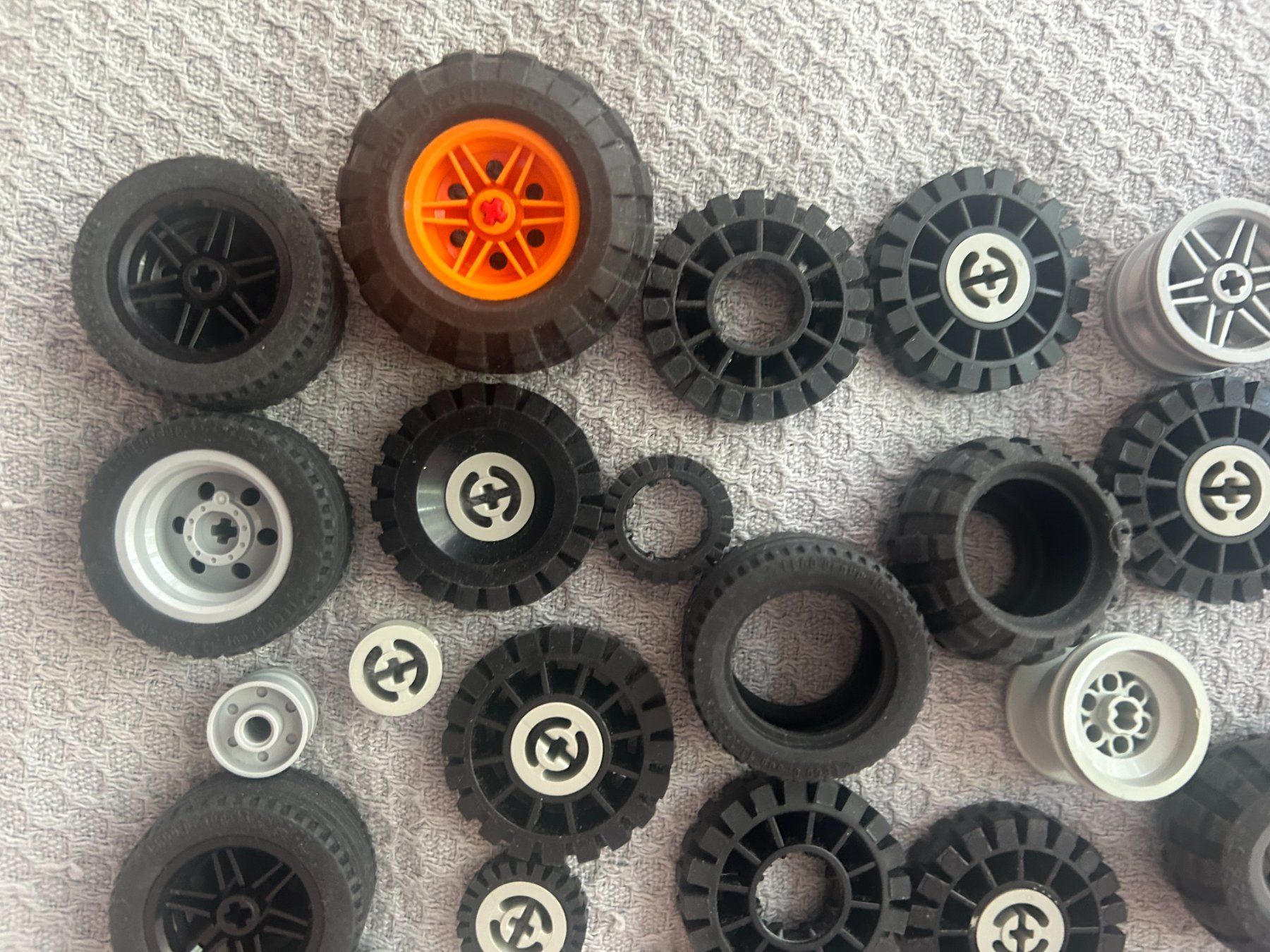 Lego Spielzeuge: 450 Gramm Lego Technik Räder – Gebraucht aus Volketswil von Daniel68ernst 5