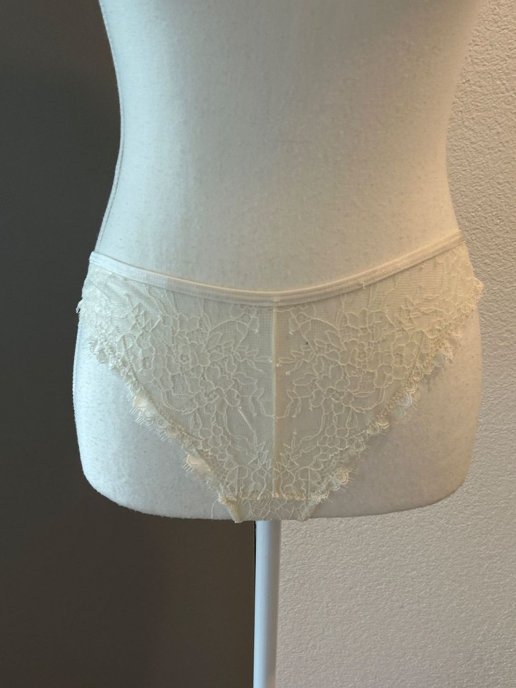 Manor Altra biancheria intima: Tanga ecru mit Spitzen von Manor Gr. M – Usato da Brunnen venduto da Nala2929 2