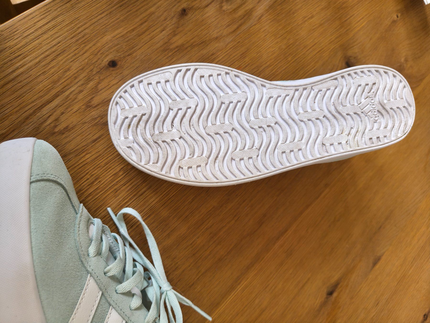 Adidas Scarpe da donna: Wunderschöne Adidas Damen Schuhe mint gr. 36 – Usato da Bischofszell venduto da Ebenen 1