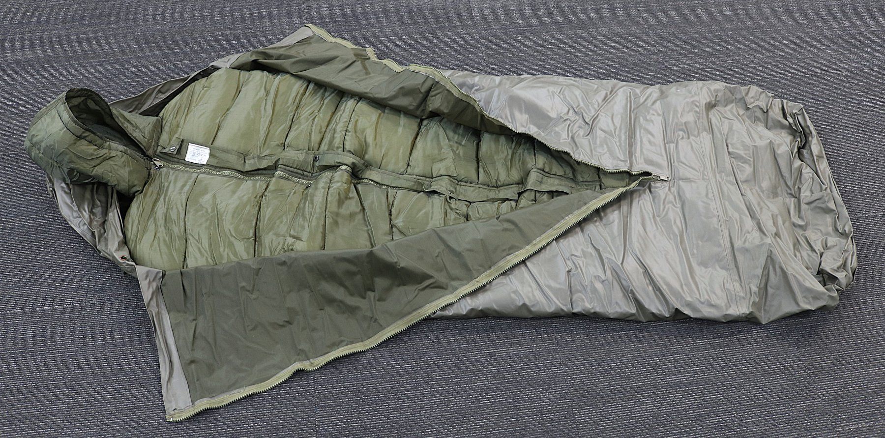 Sacchi a pelo: Militärischer Schlafsack made in China – Usato da Volketswil venduto da brockipfannenstil 1