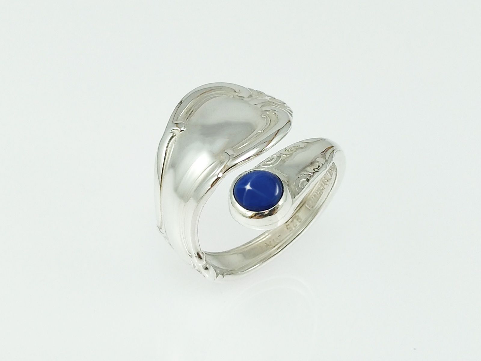 Ringe: Offener Silberring im Jugendstil mit blauem Sternsaphir – Neu und originalverpackt aus Meilen von Byrd-bijoux 1