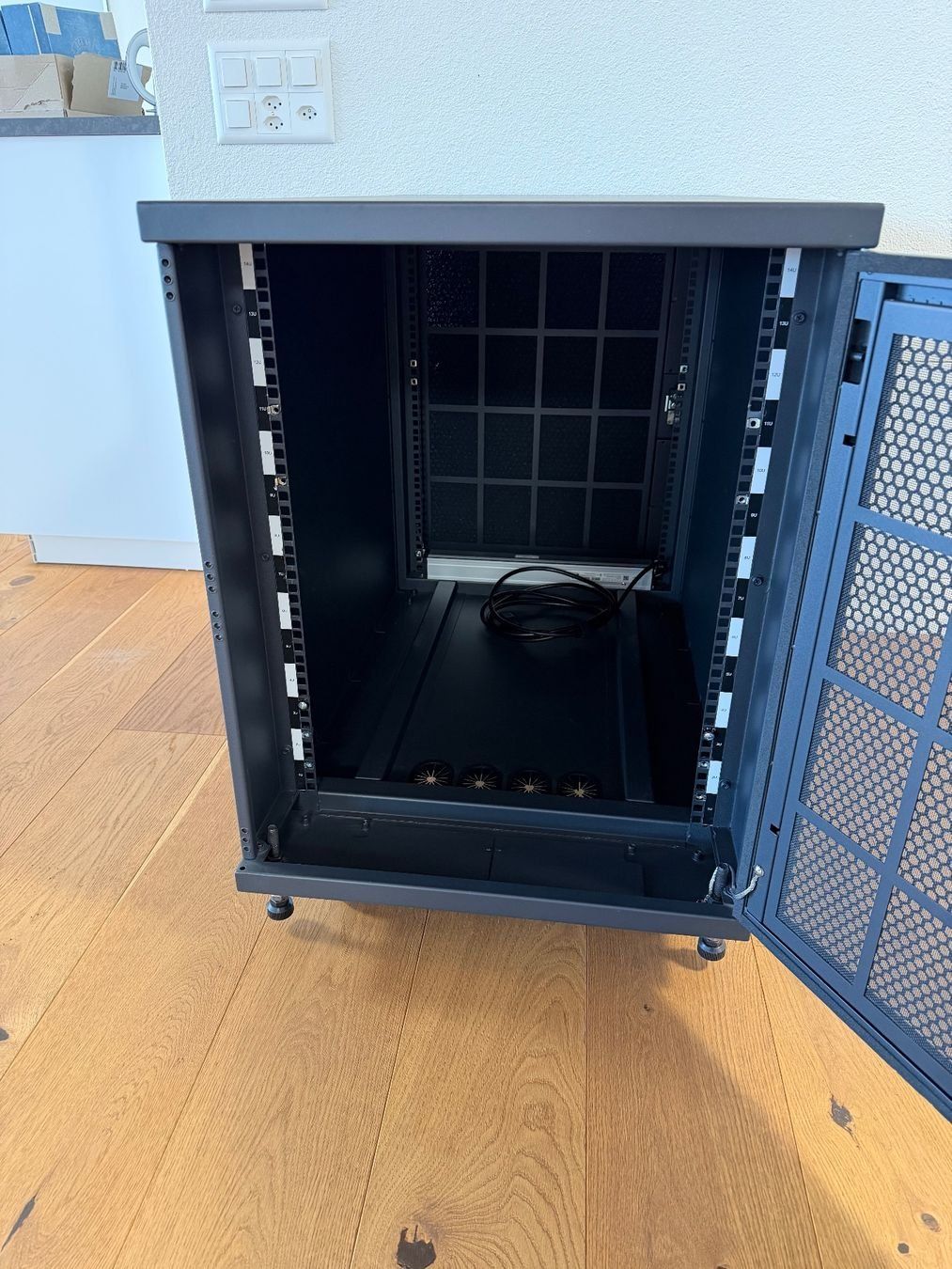 Racks & Supports: Supermicro Serverrack 19zoll 14U – D'occasion à Engelberg par JackJonnie 2