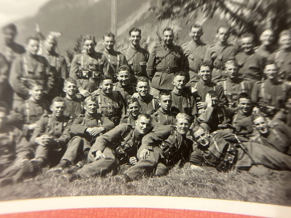 Cartes postales: Ansichtskarte Schweizer Armee Gruppe schwarzweiss – D'occasion à Lanzenhäusern par vic63 1