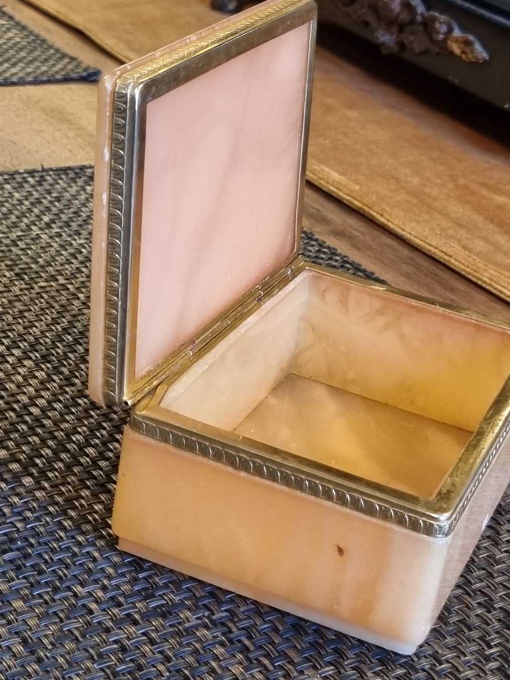 Behälter & Ähnliches: Vintage Onyx Alabaster Schatulle mit Metallrand – Gebraucht aus Scharnachtal von devin03 1