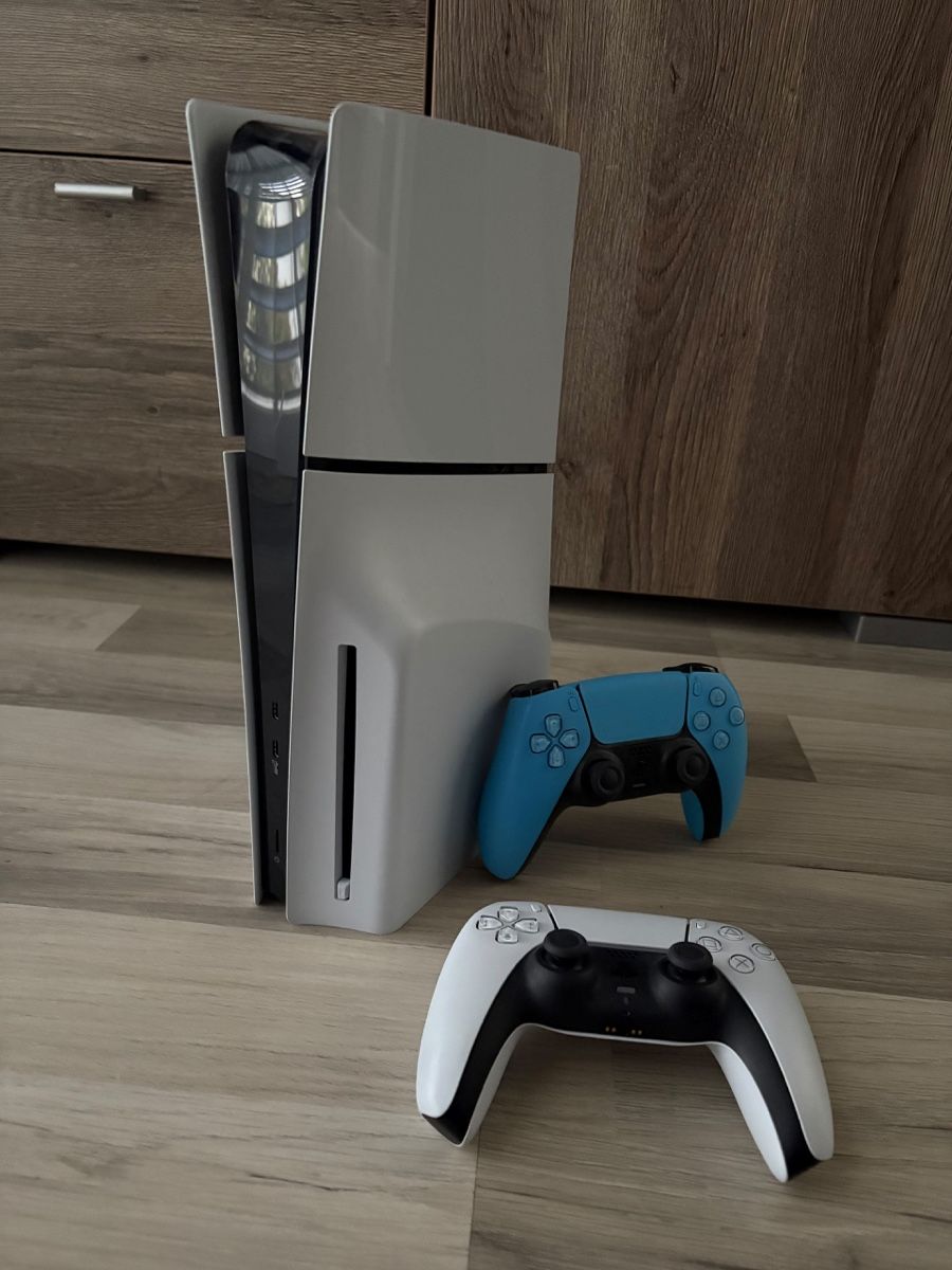 Sony Console: PS5 Slim Disc Konsole mit 2 Controllern, neuwertig – Nuovo (secondo la descrizione) da Münchringen venduto da Babybel83