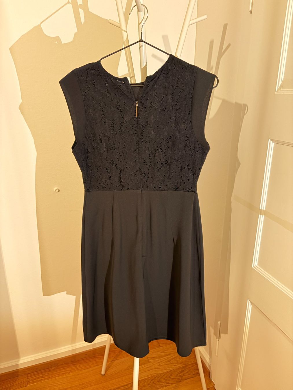 Kleider: Schlichtes schwarzes Kleid mit Spitzenrücken – Gebraucht aus Zürich von nic_fpp9 1