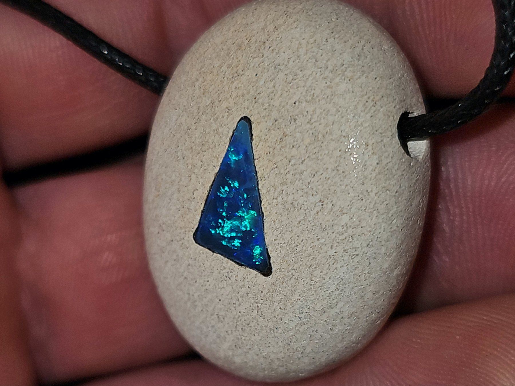 Edelsteine: Grosser Sandstein Anhänger mit Australischem Opal Inlay – Neu und originalverpackt aus Uerkheim von Winwinner