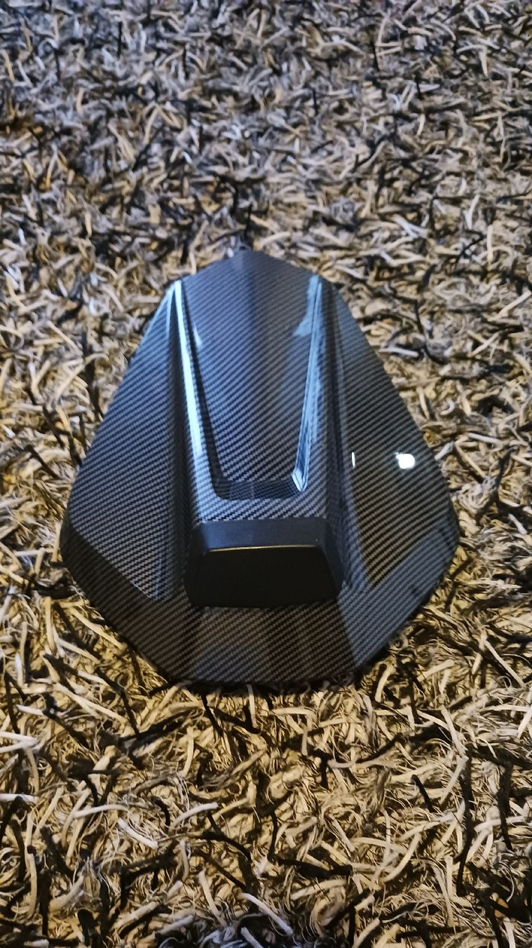 KTM Toutes les pièces détachées moto: KTM Duke Soziusabdeckung Carbon-Optik – D'occasion à Sulz AG par noel1406 1