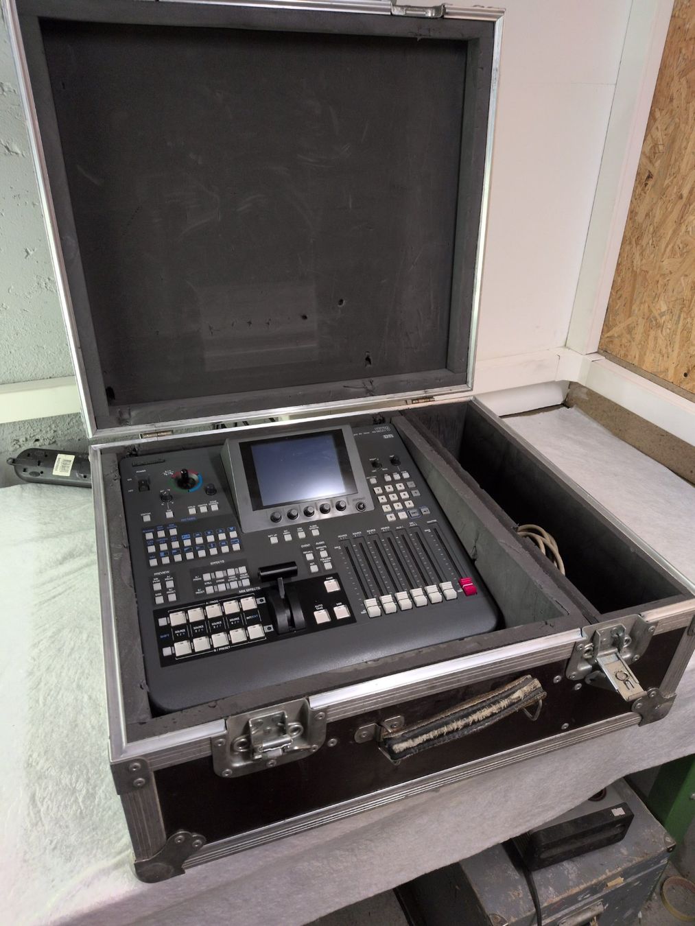 Panasonic Console di mixaggio: Panasoniv AG-MX70 Videomixer + Flightcase – Usato da Basel venduto da Fcol 7