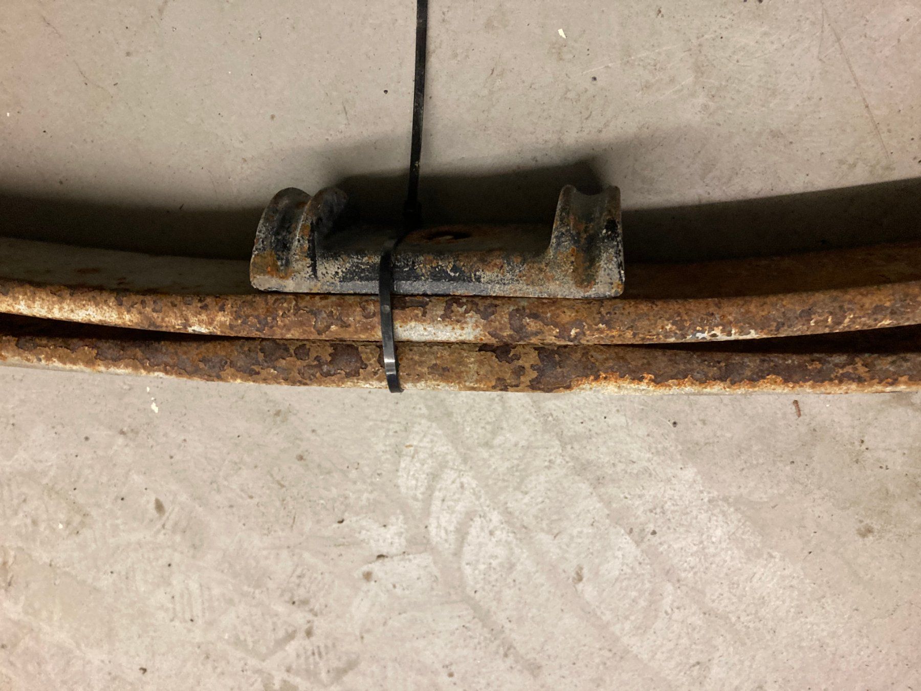Mercedes-Benz Tutti pezzi di ricambio auto: Blattfeder Mercedes Benz Sprinter 4x4 906 Hinterachse – Usato da Cham venduto da WB2223 2