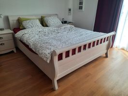 weisses Bett 160 von Möbel Pfister mit zwei Nachttischchen