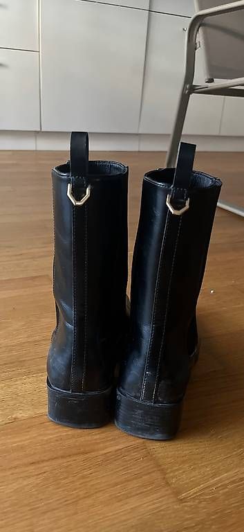 H&M Scarpe da donna: Schwarze Stiefel ohne Absatz 40 – Usato da Winterthur venduto da smtpc 3