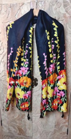 Schwarzer Blumenschal / Schal / Pareo / Tuch mit Blumen