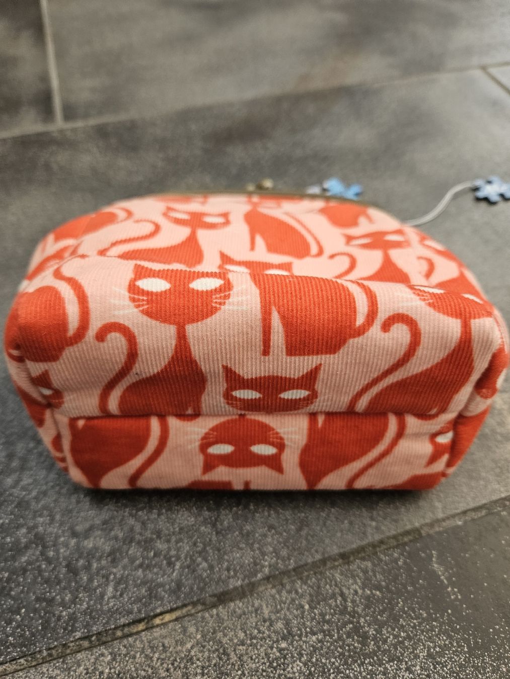 Borse da donna: Nimeko Tasche mit Katzenmuster (rot/rosa) – Nuovo (secondo la descrizione) da Ormalingen venduto da nomolnoi 2