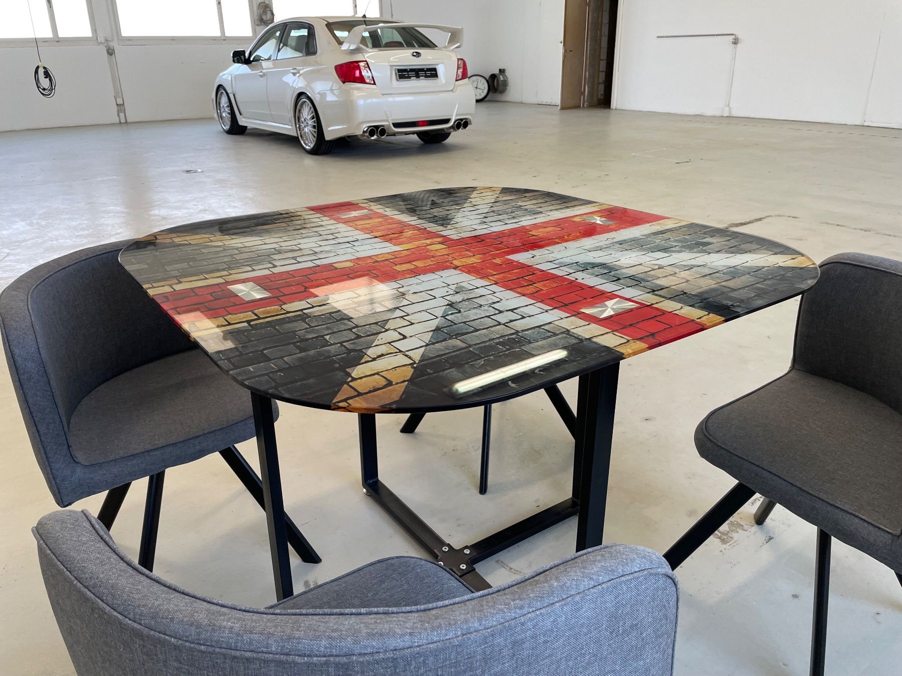 Tables: Tisch mit vier Stühlen Modern ein echter Blickfang – D'occasion à Giebenach par Toto222