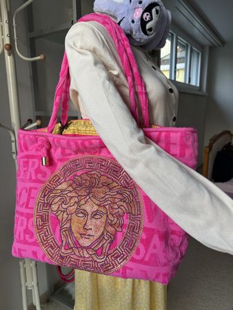 Versace Strandtasche Pink mit Strass-Medusa – Luxus & Style