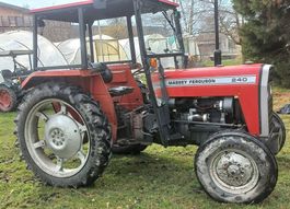 Un tracteur Massey Ferguson 240