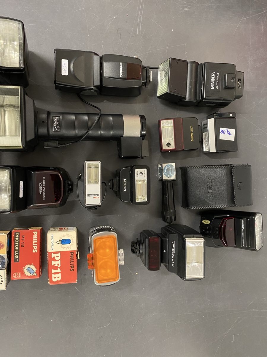 Flash: Vintage Blitzgeräte Sammlung – Usato da Glattbrugg venduto da Pischte.Brockenhaus 3