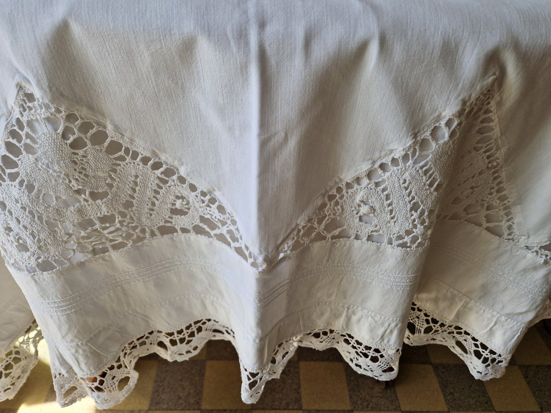 Biancheria da letto: Leintuch mit Klöppelspitze 240x145cm – Usato da Bern venduto da Antikbatik 1