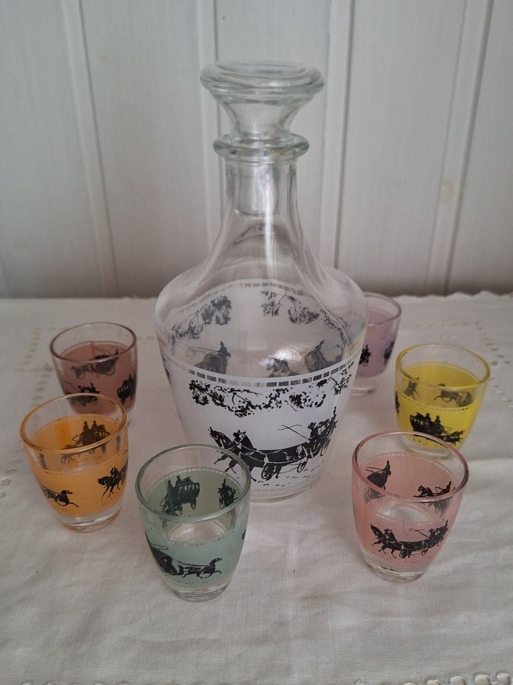 Altro: Vintage Schnaps-Lilör -Flasche , 7farbige  Gläschen , – Usato da Arlesheim venduto da shopradl