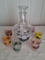 Vintage Schnaps-Lilör -Flasche , 7farbige  Gläschen ,