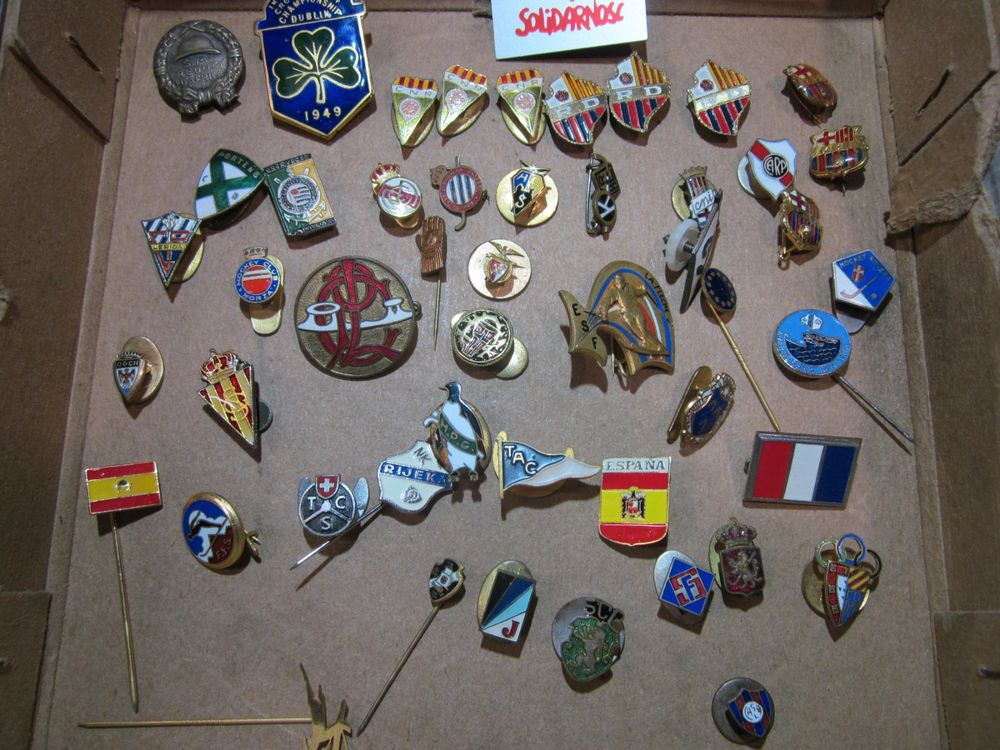 BG7841 - Insignia Badge Swimming Club La Nage Saint-Gilles Belgium