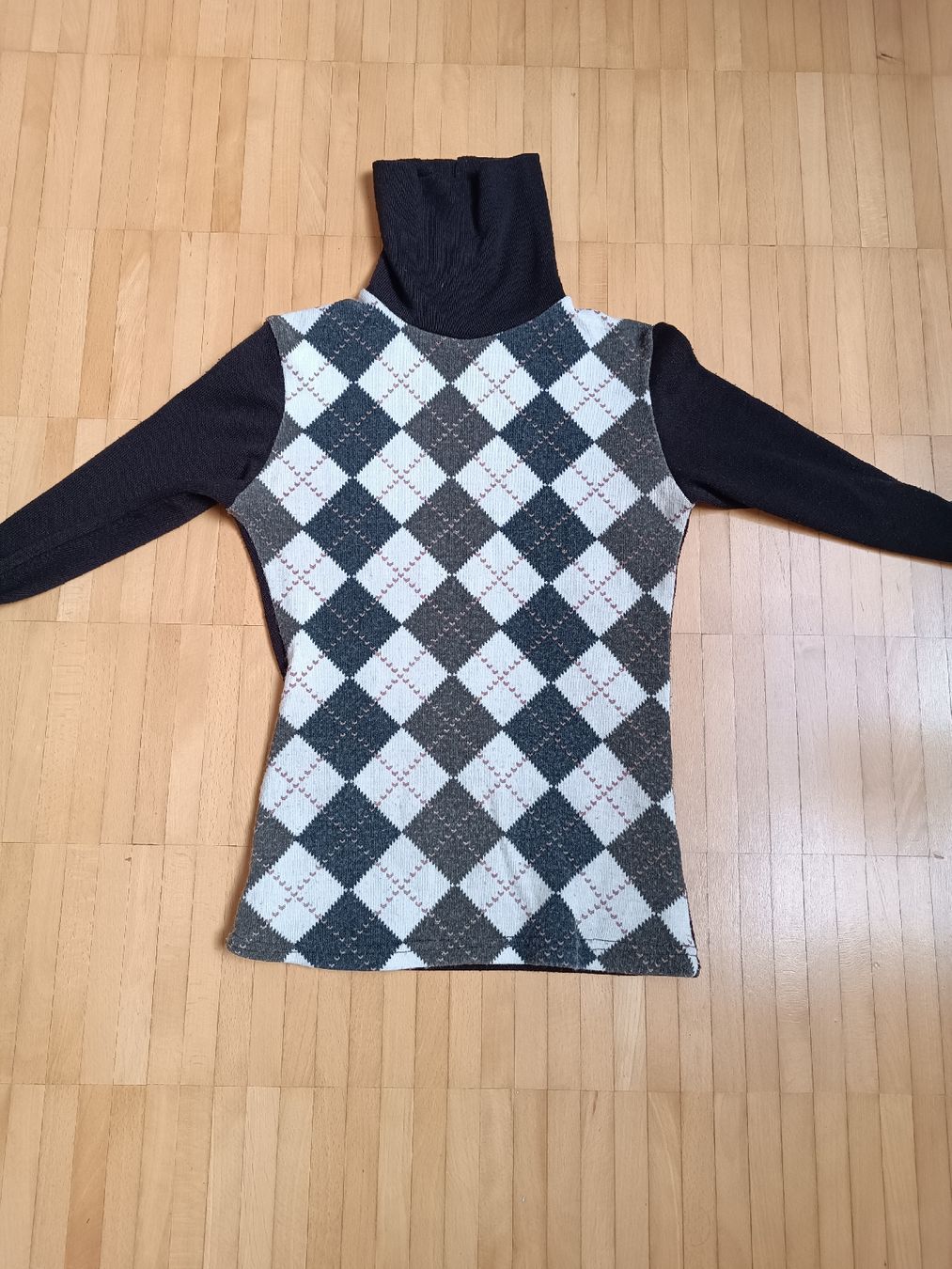 Lotti di vestiti: kleider-set 10-teilig – Usato da Basel venduto da mon_7m8h 8