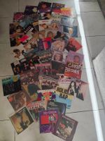 Lot de disques vinyles 45 tours divers artistes variété