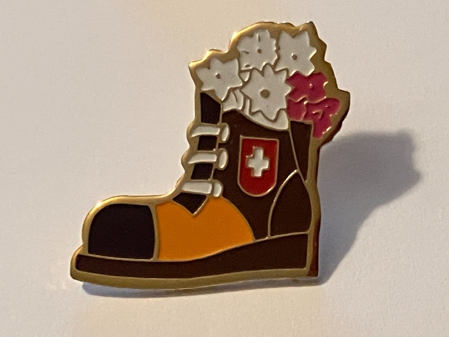 Placchette & Badge: 1 Pin Wanderschuh mit Edelweiss – Usato da Basel venduto da djwwpp