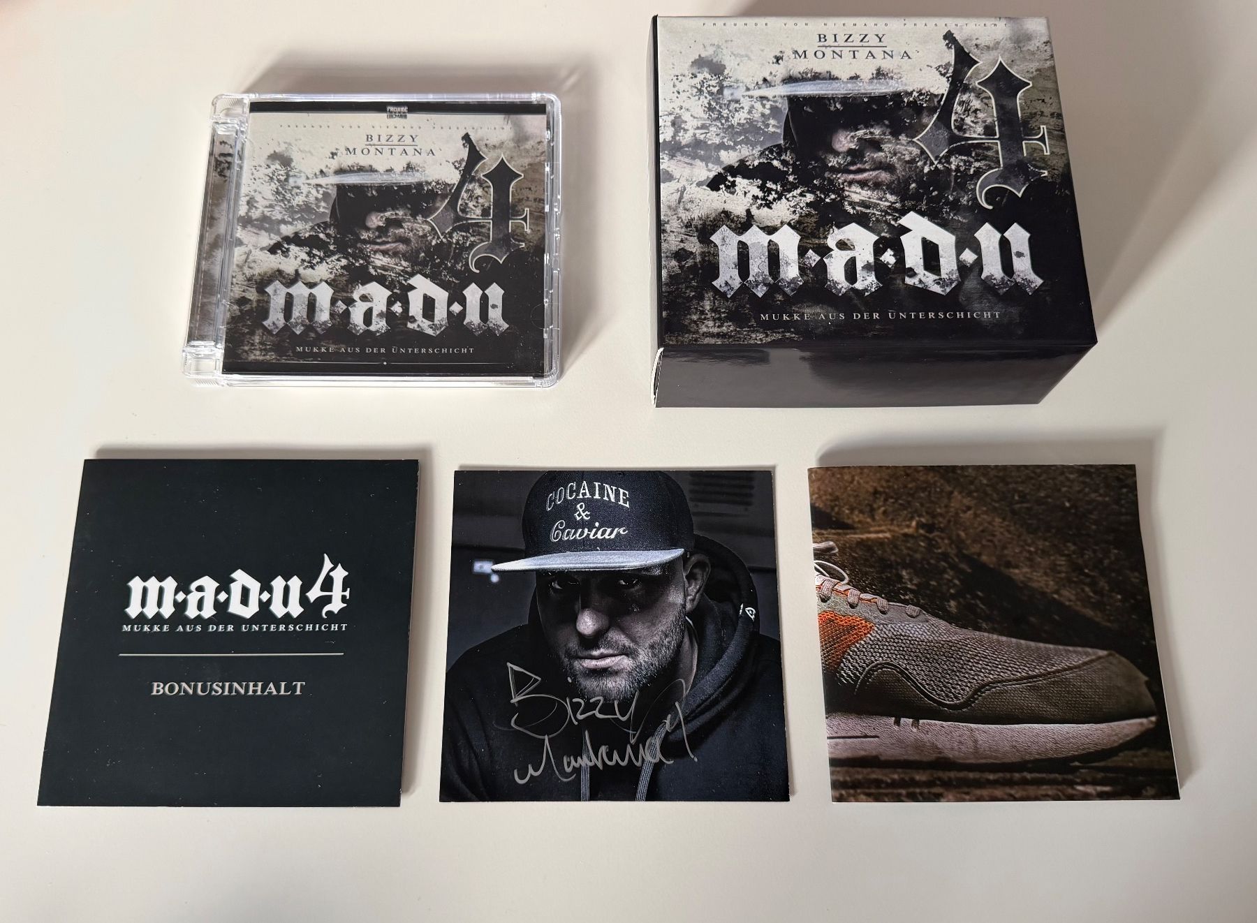 CD: M.A.D.U.4 Limited Boxset - Album, Autogramm, Poster, CD, – Nuovo (secondo la descrizione) da Altstätten SG venduto da sheamus 1