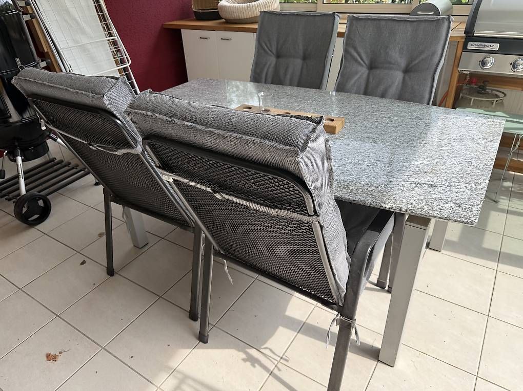 Tischset: Granittisch mit 4 Gartenstühlen – Gebraucht aus Kirchberg BE von daeni10