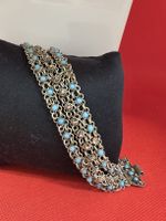 Armband mit turkisfarbenen Steinen und Metalllegierung