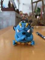 Figur blauer Dämon gelb Hosen neuwertig 45 Zeichen