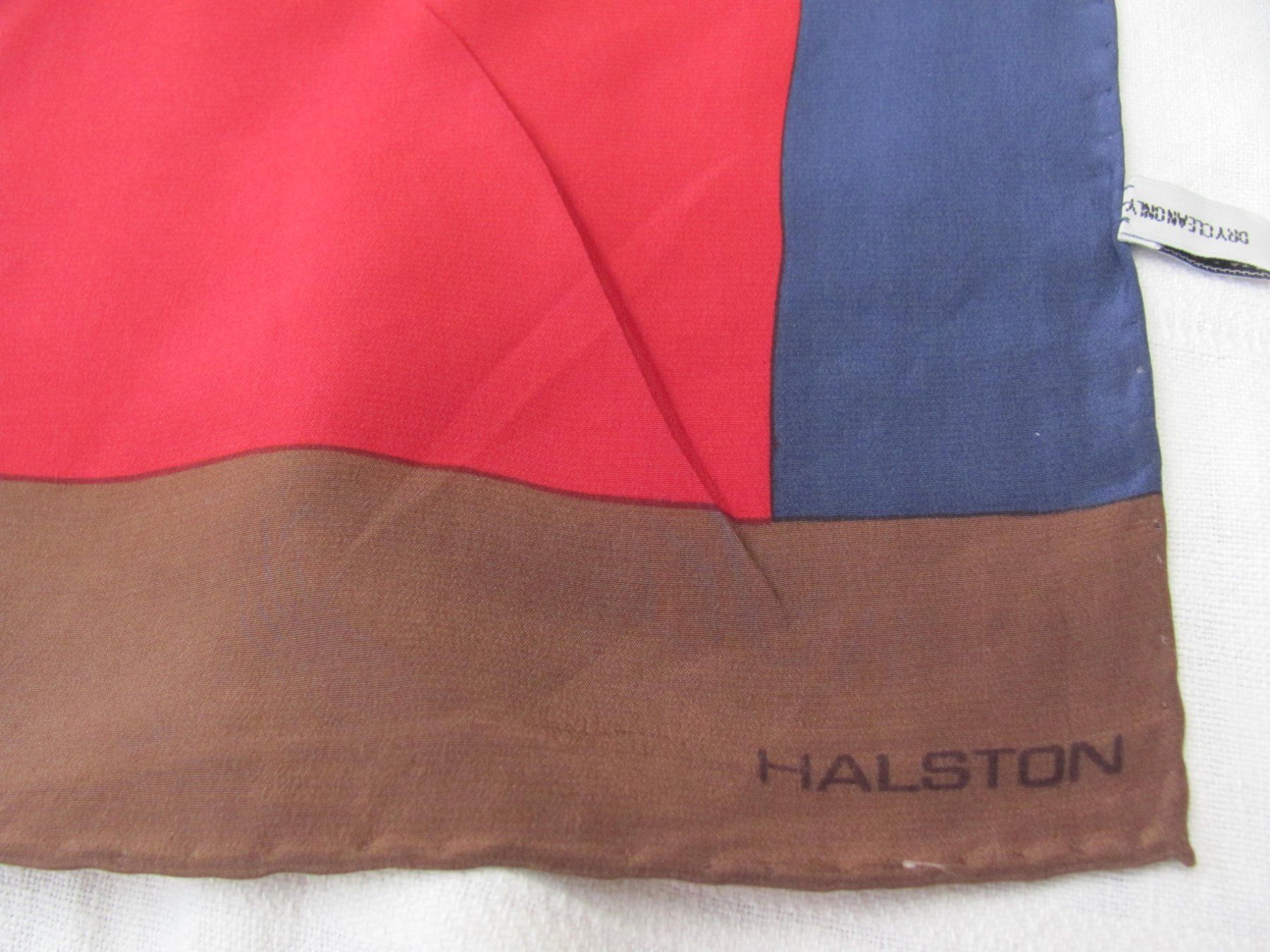 Foulard & Sciarpe: Echarpe en 100% soie Halston – Nuovo (secondo la descrizione) da Vétroz venduto da magnolia5 1