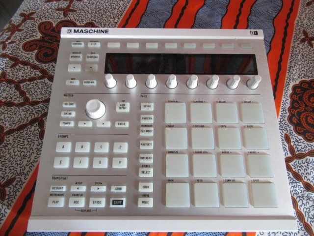Musikinstrumente: Native Instruments Maschine MK2 White MIDI Controller 16 PAD – Gebraucht aus Viganello von lau_ln69 1
