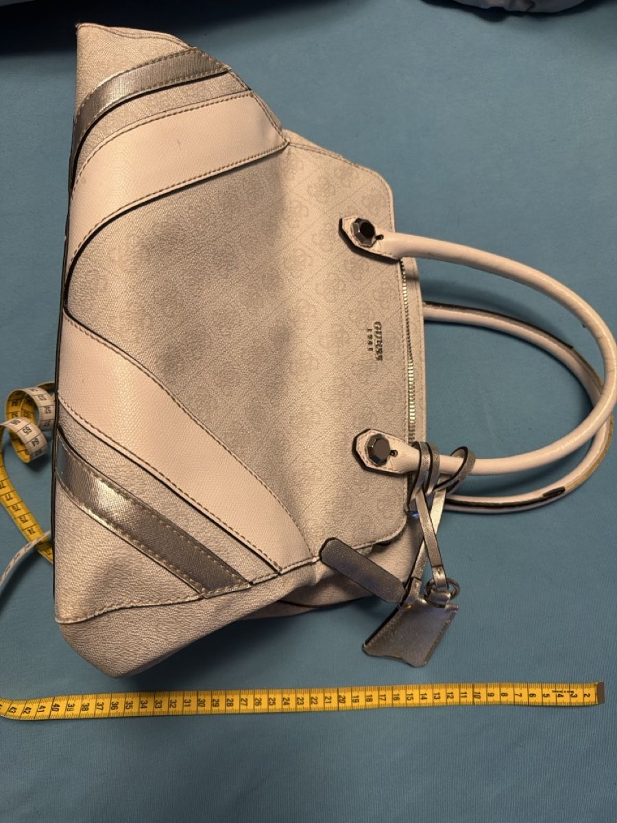 Guess Borse da donna: Guess Handtasche, hellgrau-silber, Top Zustand! – Usato da Triesen venduto da Kleki 1