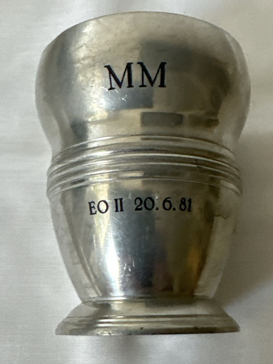 Altre raccolte & rarità: Zinnbecher mit Gravur MM, EO II 20.6.81 – Usato da Zürich venduto da Chaeffeler 2
