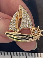 Très Jolie broche  2,4 X 2 cm neuve liquidation