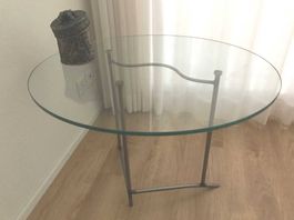 runder Glastisch mit Metallstütze