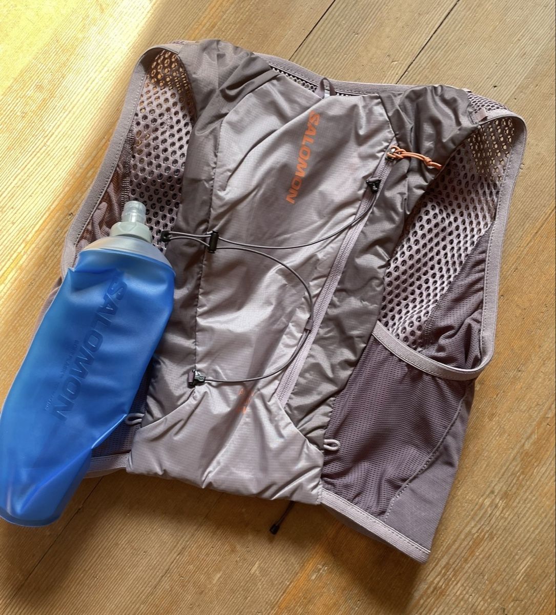 Salomon Gilet & Giacche: Salomon Running Vest Hydration Pack with Bottles excellent c – Nuovo (secondo la descrizione) da Steffisburg venduto da lea_mgl2 1