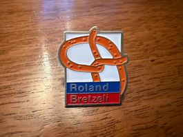 Pin Roland Bretzeli Logo Anstecknadel gebraucht
