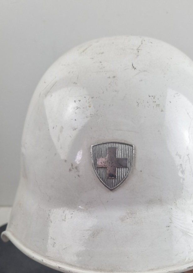 Schweizer Armee Uniformi & Effetti personali: Schweiz, Stahlhelm M18  weiss Werksschutz – Usato da Flums venduto da Flumsantik 1