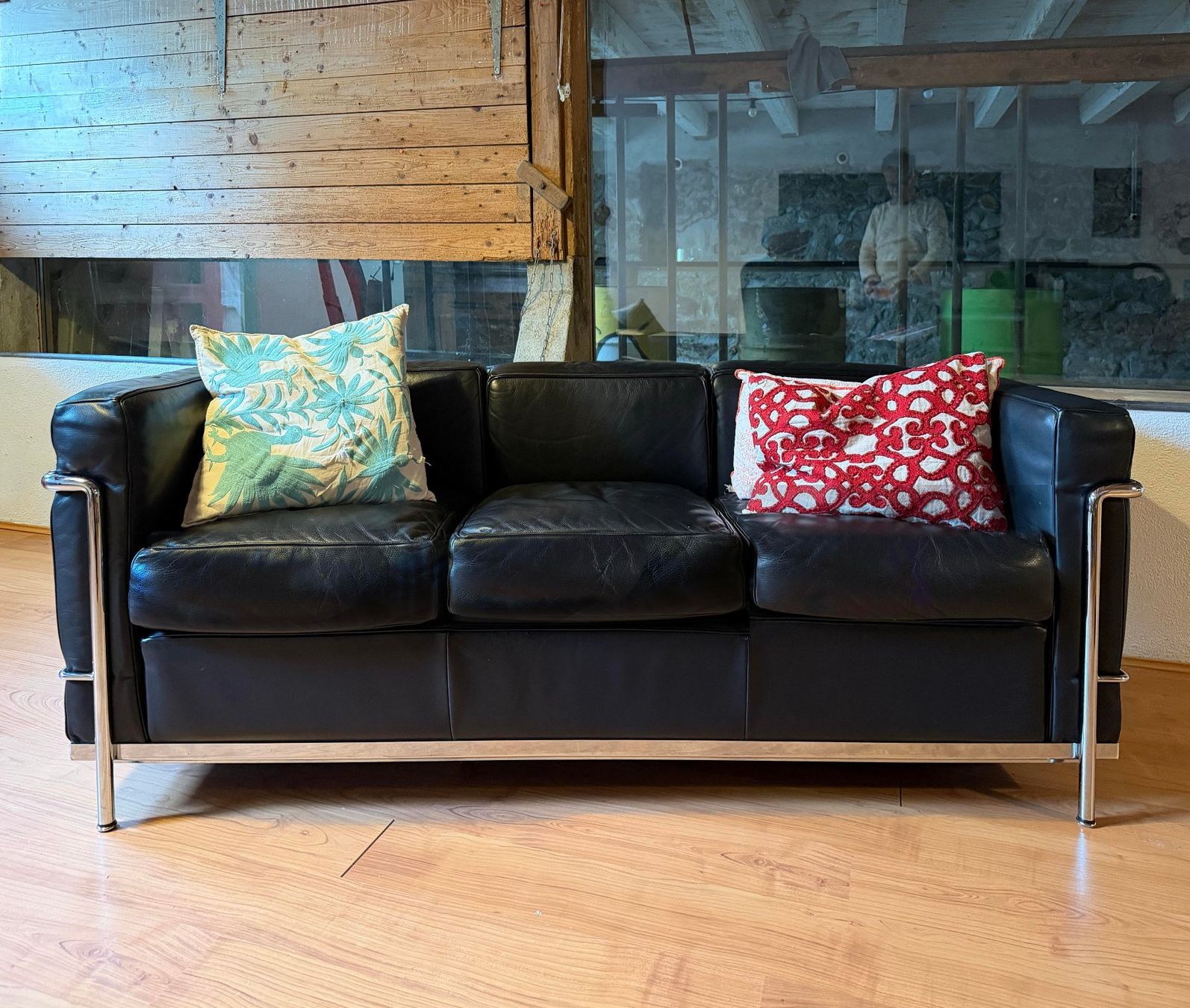 Cassina Sofas: Corbusier LC2 3-er-Sofa. Das Original von Cassina – Gebraucht aus Egg b. Zürich von Monopoly6